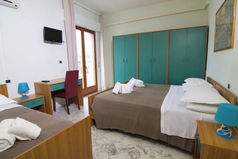 Basic Triple Room | Desk, WiFi (free)