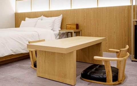 Luxury Suite, 1 Queen Bed, Non Smoking, Private Bathroom | WiFi (free)