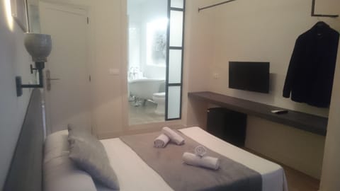 Double Room, Private Bathroom | Blackout drapes, free WiFi