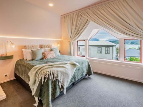 Light-filled retreat with crisp white linen and peaceful sea outlooks