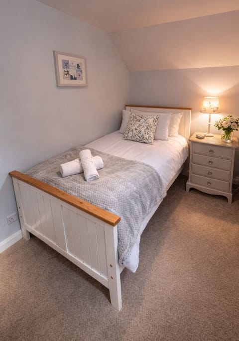House, Patio | Iron/ironing board, travel crib, WiFi (free), bed sheets