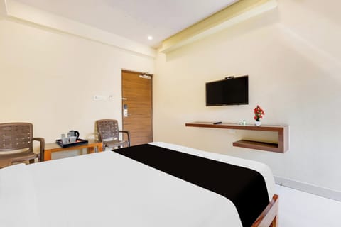 Deluxe Room | Desk, WiFi (free), bed sheets