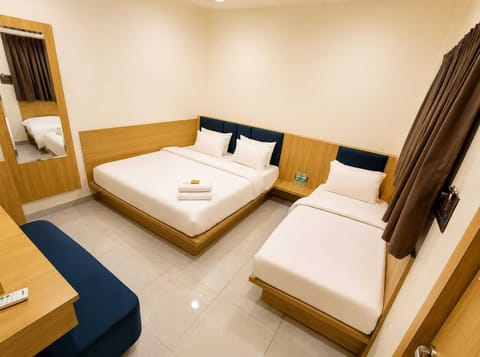 Triple Room | Desk, WiFi (free), bed sheets