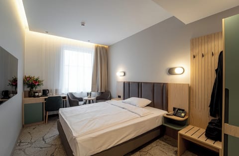 Classic Single Room | In-room safe, desk, laptop workspace, blackout drapes