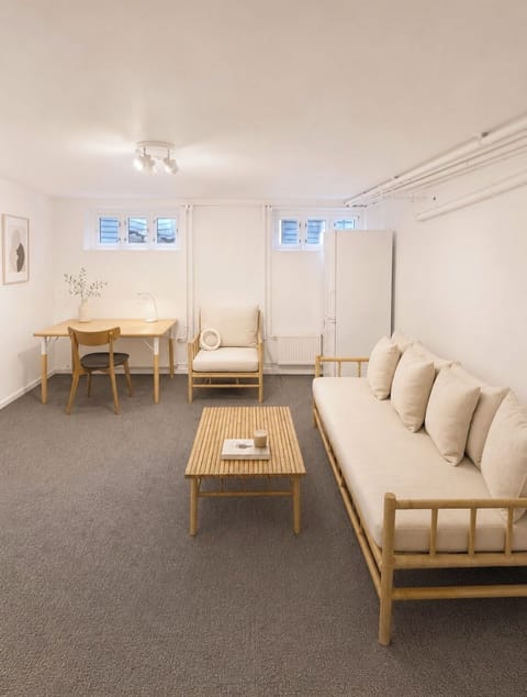 Cozy private room with Wi-Fi, workspace, shared kitchen and bathroom.