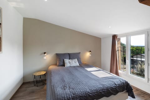 5 bedrooms, iron/ironing board, WiFi, bed sheets
