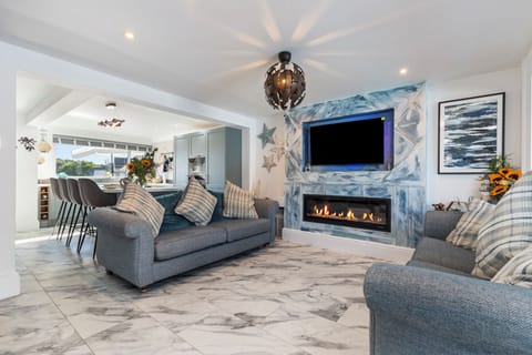 Smart TV, fireplace