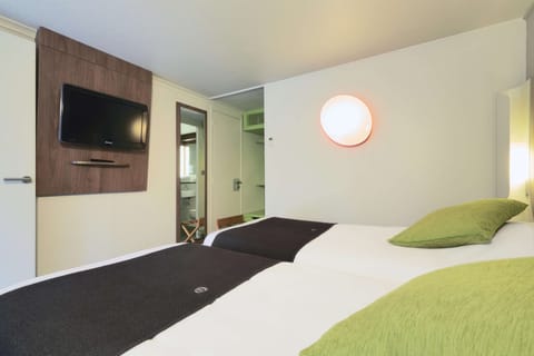 Premium bedding, desk, blackout drapes, free cribs/infant beds