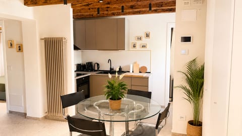 Superior Condo | Dining