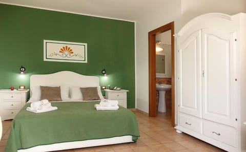Double Room | In-room safe, desk, laptop workspace, WiFi (free)