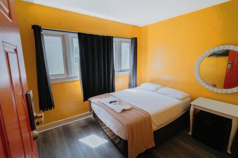 Standard Single Room, 1 Queen Bed, Non Smoking, Shared Bathroom | WiFi (free)