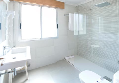 Combined shower/tub, deep soaking tub, rainfall showerhead