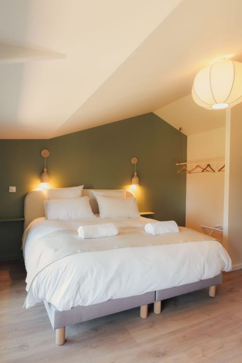 Superior Double Room | Minibar (free items), desk