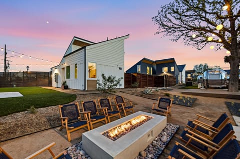 Gather around the fire pit as the sun goes down. One of the courtyard's favorite spots for a nightcap and good conversation.