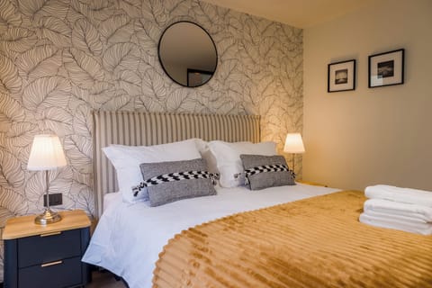 Family Apartment | Iron/ironing board, WiFi (free)