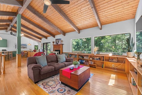 Moonrise Forest opens to vaulted wood ceilings and a wall of windows framing the firs—spread out on the sofa with the forest at your feet.