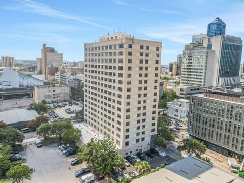 Located right in the heart of Downtown Jacksonville, enjoy convenience and cozy comfort.