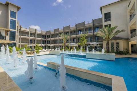 Take a refreshing swim in the pool and enjoy the sunny Aruba atmosphere.