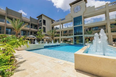 Resort-style living, right outside your door. Sparkling fountains, a stunning pool, and lush palm-lined courtyards create a five-star atmosphere you'll love coming home to.