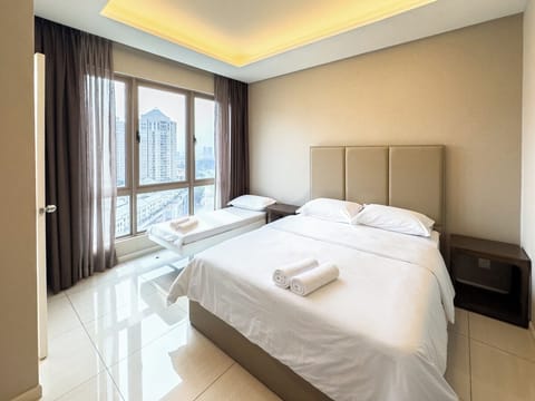 Deluxe Studio, Kitchenette, City View | Blackout drapes, soundproofing, iron/ironing board, WiFi (free)