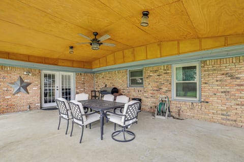 Covered Patio w/ Dining