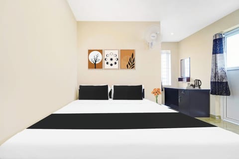Deluxe Room | Desk, WiFi (free), bed sheets