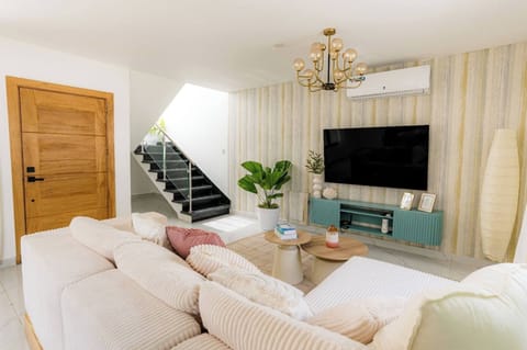 House, 3 Bedrooms, Private Pool, Garden View | Living room