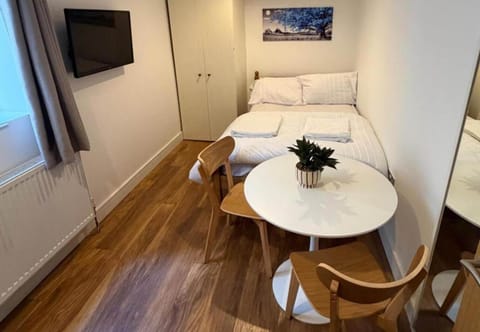 1 bedroom, iron/ironing board, WiFi (free)