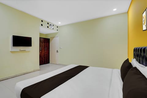 Desk, WiFi (free), bed sheets