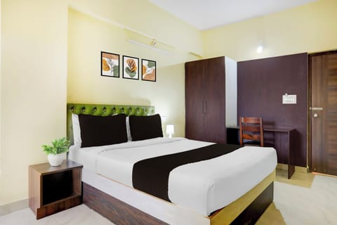Desk, WiFi (free), bed sheets