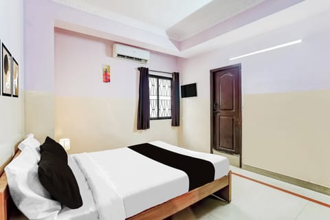 Desk, WiFi (free), bed sheets