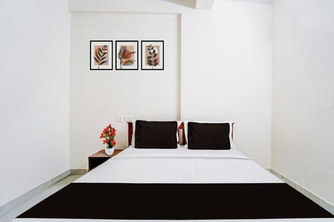 Desk, WiFi (free), bed sheets