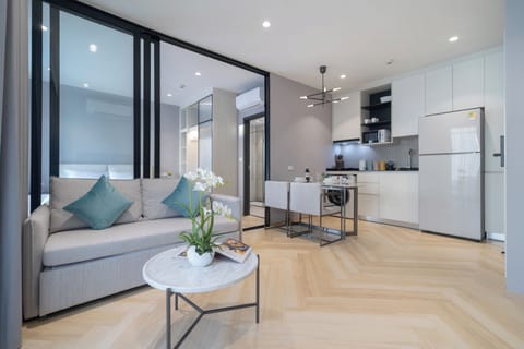 Deluxe Condo, Pool View | Living area