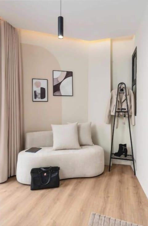 Standard Studio Suite, City View | Interior