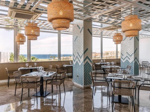 4 restaurants; breakfast, lunch, dinner, and brunch served