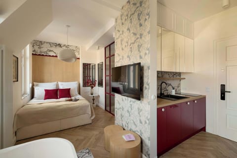 Przestrzeń apartamentu łączy funkcję sypialni, części wypoczynkowej i jadalnianej. Znajduje się w niej wygodne łóżko małżeńskie o wymiarach 160 × 200 cm, przygotowane z hotelową pościelą i kompletem poduszek, oraz telewizor Smart TV.