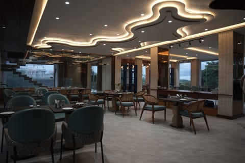 Deluxe Double or Twin Room, Balcony, Desert View | Dining