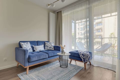Znajduje się w niej nierozkładana sofa, stolik kawowy, pufa oraz telewizor Smart TV z dostępem do kanałów kablowych.