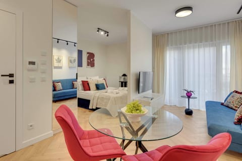 Przestrzeń dzienna została zaprojektowana z myślą o komforcie i odpoczynku. Znajduje się tu wygodna rozkładana sofa. Naprzeciwko ustawiono telewizor z funkcją Smart TV, idealny do wieczornego relaksu przy ulubionym filmie lub serialu.