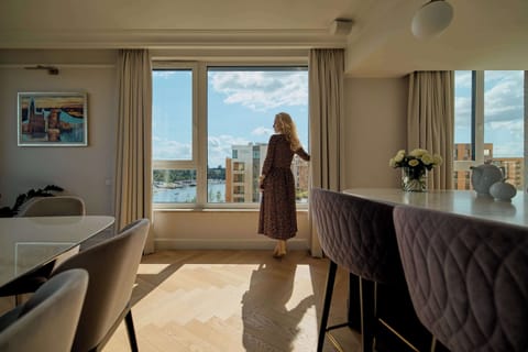 W salonie znajduje się duża, nierozkładana sofa narożna, eleganckie stoliki kawowe oraz część jadalniana ze stołem i krzesłami. Do dyspozycji gości jest telewizor Smart TV z kanałami kablowymi, klimatyzacja oraz dekoracyjny kominek.