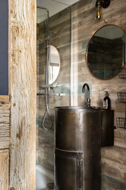 Deluxe Villa, 4 Bedrooms, Sea View | Bathroom | Eco-friendly toiletries, hair dryer, towels, soap