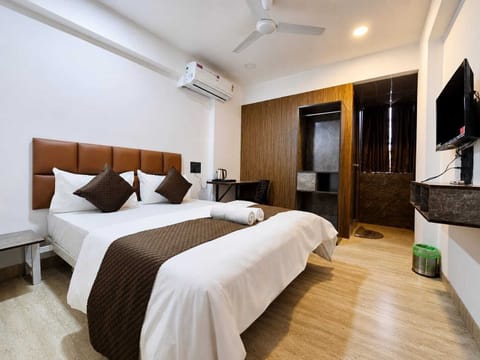 Deluxe Room, City View | Desk, laptop workspace, blackout drapes, WiFi (free)