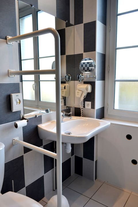 Superior Room, 1 Double Bed, Accessible | Bathroom | Shower, free toiletries, hair dryer, towels