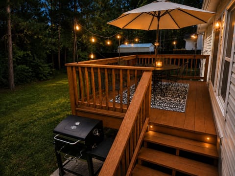 ✨  Unwind on the spacious back deck surrounded by trees, complete with string lights, outdoor dining, a shaded umbrella, swing and a grill for easy evening cookouts. 🌲🔥🍽️