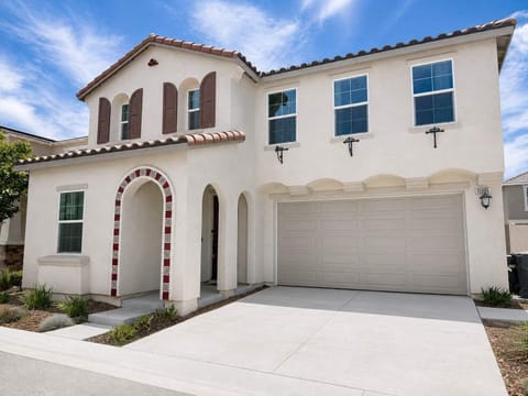 House (4 Bedrooms) | Front of property