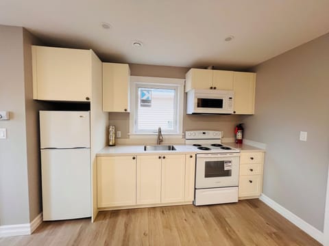 Full-size fridge, microwave, oven, stovetop