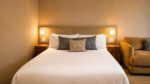 Studio, 1 Queen Bed, Non Smoking | WiFi (free), bed sheets
