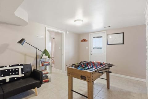 House, Multiple Beds (Lakehouse 19) | Game room