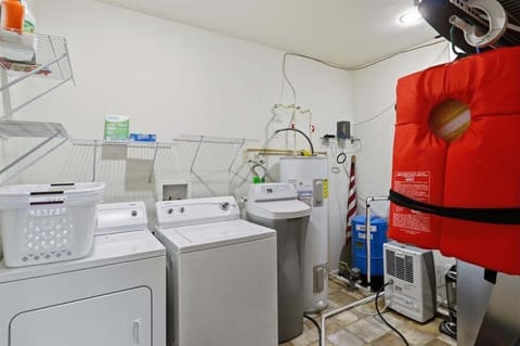 House, Multiple Beds (Jack's Hideaway) | Laundry