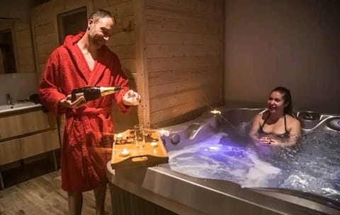 LES-SPAS-INSOLITES-Le-SPA-du-Moulin-Jacuzzi